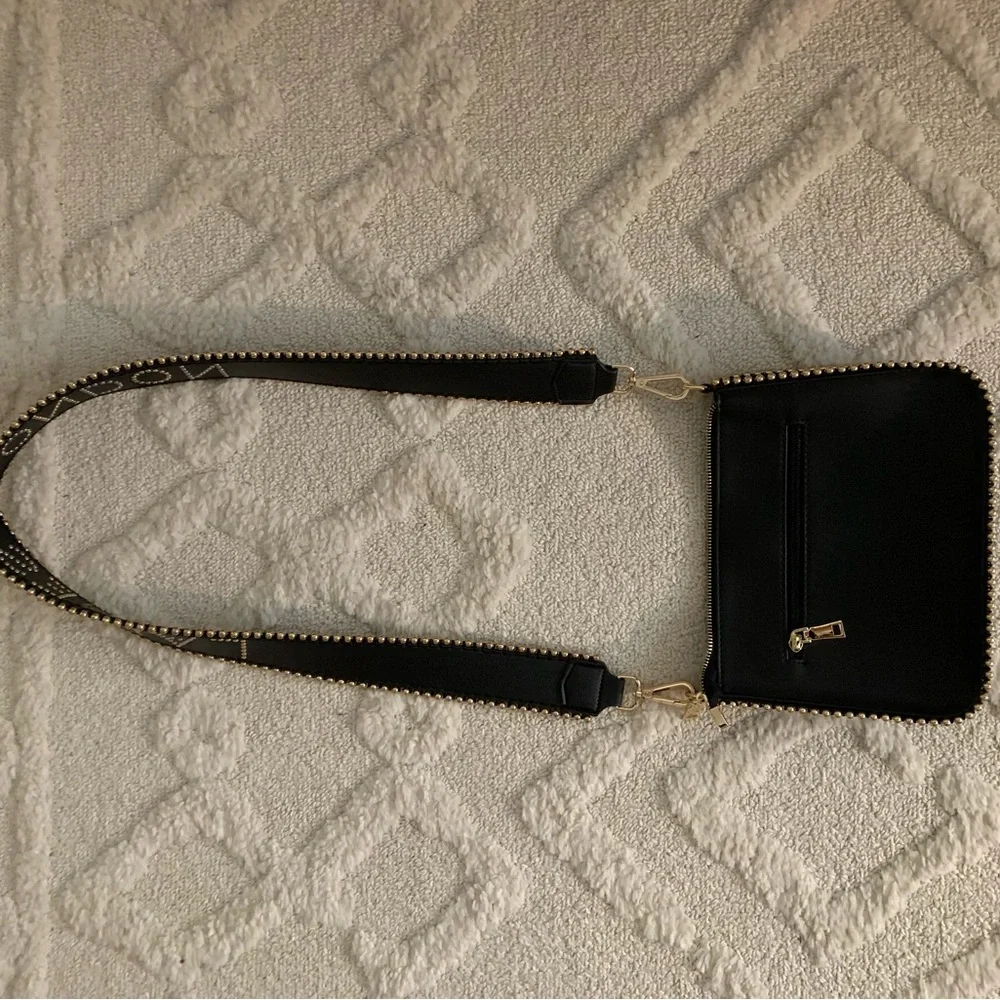 Elegant Black Shoulder Bag with Gold Detailing - Picture 3 of 4